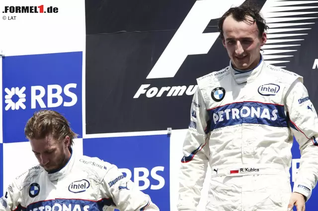 Triumph und Tragödie ganz nah beieinander: Nur ein Jahr nach seinem schweren Unfall feiert Kubica ausgerechnet in Montreal den ersten und einzigen Sieg seiner Formel-1-Karriere. Leidtragender ist Teamkollege Heidfeld, der den Polen Mitte des Rennens ohne Gegenwehr passieren lässt, damit dieser seine Strategie ausspielen kann. Dadurch hat der Deutsche am Ende keine Chance mehr auf den einzigen Formel-1-Sieg seiner Karriere und wird nur Zweiter. Foto zur News: Triumph und Tragödie ganz nah beieinander: Nur ein Jahr nach seinem schweren Unfall feiert Kubica ausgerechnet in Montreal den ersten und einzigen Sieg seiner Formel-1-Karriere. Leidtragender ist Teamkollege Heidfeld, der den Polen Mitte des Rennens ohne Gegenwehr passieren lässt, damit dieser seine Strategie ausspielen kann. Dadurch hat der Deutsche am Ende keine Chance mehr auf den einzigen Formel-1-Sieg seiner Karriere und wird nur Zweiter.