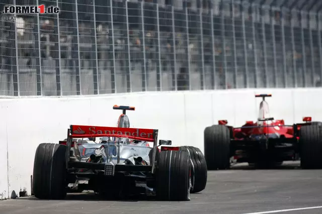 Für eine Kuriosität sorgt eine rote Ampel am Boxenausgang, die Hamilton und Nico Rosberg übersehen. Kimi Räikkönen, der ordnungsgemäß anhält, wird zunächst von Hamilton gerammt, Rosberg fährt ebenfalls noch auf die beiden auf. Resultat: Aus für Räikkönen und Hamilton, zusätzlicher Boxenstopp und damit keine Punkte für Rosberg. Foto zur News: Für eine Kuriosität sorgt eine rote Ampel am Boxenausgang, die Hamilton und Nico Rosberg übersehen. Kimi Räikkönen, der ordnungsgemäß anhält, wird zunächst von Hamilton gerammt, Rosberg fährt ebenfalls noch auf die beiden auf. Resultat: Aus für Räikkönen und Hamilton, zusätzlicher Boxenstopp und damit keine Punkte für Rosberg.