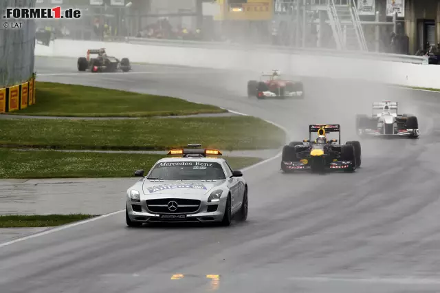 Vorhang auf für das längste Formel-1-Rennen aller Zeiten: Inklusive Unterbrechung dauert der Große Preis von Kanada 2011 4:04:38,537 Stunden. Fünfmal kommt das Safety-Car zum Einsatz, insgesamt werden 30 der 70 Runden hinter dem Fahrzeug von Bernd Mayländer absolviert - Rekord. Foto zur News: Vorhang auf für das längste Formel-1-Rennen aller Zeiten: Inklusive Unterbrechung dauert der Große Preis von Kanada 2011 4:04:38,537 Stunden. Fünfmal kommt das Safety-Car zum Einsatz, insgesamt werden 30 der 70 Runden hinter dem Fahrzeug von Bernd Mayländer absolviert - Rekord.
