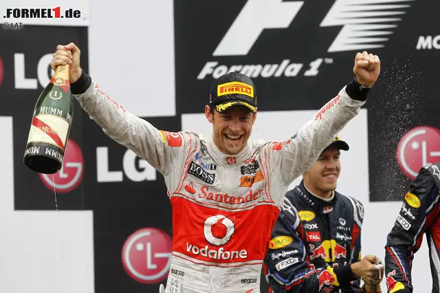 Der Sieger des verregneten Rennens heißt Jenson Button, der sage und schreibe sechsmal für Strafen, Reparaturen oder Reifenwechsel an der Box ist. In der letzten Runde nutzt der Brite einen Fehler von Sebastian Vettel eiskalt aus und schnappt sich den Sieg, obwohl er nach der Hälfte des Rennens noch an letzter Position gelegen hatte. Foto zur News: Der Sieger des verregneten Rennens heißt Jenson Button, der sage und schreibe sechsmal für Strafen, Reparaturen oder Reifenwechsel an der Box ist. In der letzten Runde nutzt der Brite einen Fehler von Sebastian Vettel eiskalt aus und schnappt sich den Sieg, obwohl er nach der Hälfte des Rennens noch an letzter Position gelegen hatte.