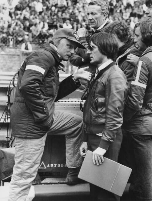 Foto zur News: Paukenschlag 1979: Niki Lauda (hier mit seinem damaligen Brabham-Boss Bernie Ecclestone) verkündet nach dem Training in Montreal seinen sofortigen Rücktritt aus der Formel 1. Die Begründung des Österreichers ist bis heute legendär: &quot;Ich will nicht mehr im Kreis fahren.&quot;
