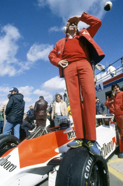Foto zur News: 1980 muss man sich ganz schön anstrengen, um den Überblick zu behalten. Bereits beim Start sieht McLaren-Teamchef Teddy Mayer eine Kollision zwischen Alan Jones und Nelson Piquet, bei der gleich sieben weitere Fahrzeuge beschädigt werden. Die Rennleitung entscheidet sich für einen Neustart.