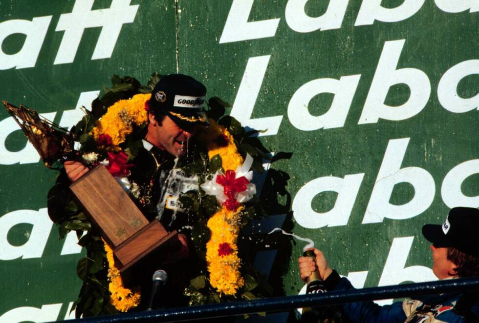 Foto zur News: Im Rennen scheidet Piquet allerdings aus, wodurch sich Jones mit einem Sieg vorzeitig den Titel sichern kann. Das Rennen gewinnt zwar Didier Pironi, doch weil der Franzose einen Frühstart hingelegt hatte, bekommt er nachträglich eine Strafminute aufgebrummt. Jones erbt den Sieg und ist damit bereits ein Rennen vor Saisonende Weltmeister.