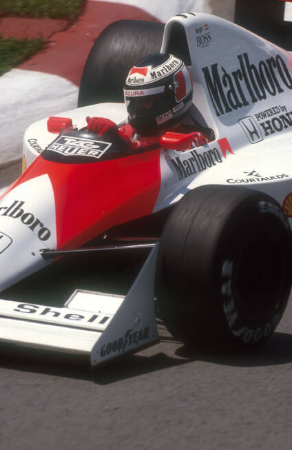 Foto zur News: Genau zehn Jahre nachdem Pironi wegen eines Frühstarts der Sieg in Kanada nachträglich aberkannt wurde, ereilt Gerhard Berger 1990 dasselbe Schicksal. Der McLaren-Pilot sieht zwar als erster die Zielflagge, erhält allerdings eine einminütige Zeitstrafe und wird so lediglich Vierter. Den Sieg erbt Teamkollege Senna, für den es sein zweiter und letzter Triumph in Montreal ist.