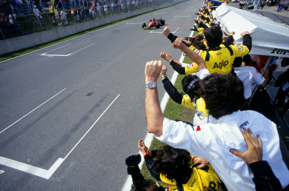 Foto zur News: Ein Jahr später feiert Alesi an gleicher Stelle den ersten und einzigen Sieg seiner Formel-1-Karriere. Schumacher sieht bereits wie der sichere Sieger aus, muss wegen eines Elektronikproblems allerdings einen Boxenstopp einlegen, der mehr als 70 Sekunden dauert. Für Ferrari ist es der erste Sieg seit fast einem Jahr.