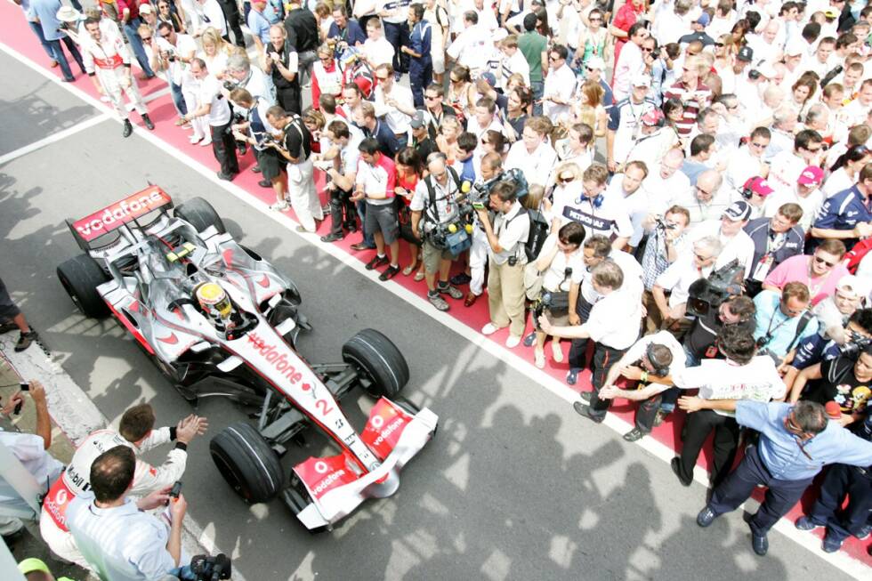 Foto zur News: Das erste Mal vergisst man nie: 2007 feiert Lewis Hamilton in Montreal seinen ersten Sieg in der Formel 1. Die Plätze zwei und drei gehen an Nick Heidfeld und Alex Wurz. Die zweite Geschichte des Rennens schreibt allerdings ein anderer Debütant...
