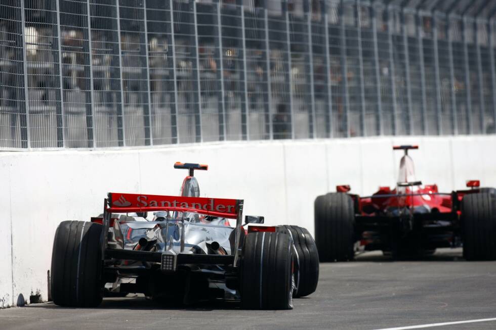 Foto zur News: Für eine Kuriosität sorgt eine rote Ampel am Boxenausgang, die Hamilton und Nico Rosberg übersehen. Kimi Räikkönen, der ordnungsgemäß anhält, wird zunächst von Hamilton gerammt, Rosberg fährt ebenfalls noch auf die beiden auf. Resultat: Aus für Räikkönen und Hamilton, zusätzlicher Boxenstopp und damit keine Punkte für Rosberg.