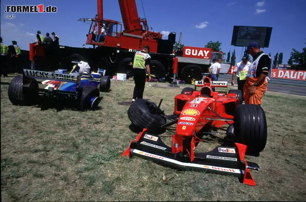 1999 markiert die Geburtsstunde der "Wall of Champions". Im Rennen parken die drei Weltmeister Damon Hill, Michael Schumacher und Jacques Villeneuve nacheinander ihre Autos in der Mauer nach der letzten Kurve. Insgesamt viermal rückt das Safety-Car an diesem Nachmittag aus - damals ein Rekord. Den Sieg schnappt sich Mika Häkkinen. Foto zur News: 1999 markiert die Geburtsstunde der "Wall of Champions". Im Rennen parken die drei Weltmeister Damon Hill, Michael Schumacher und Jacques Villeneuve nacheinander ihre Autos in der Mauer nach der letzten Kurve. Insgesamt viermal rückt das Safety-Car an diesem Nachmittag aus - damals ein Rekord. Den Sieg schnappt sich Mika Häkkinen.
