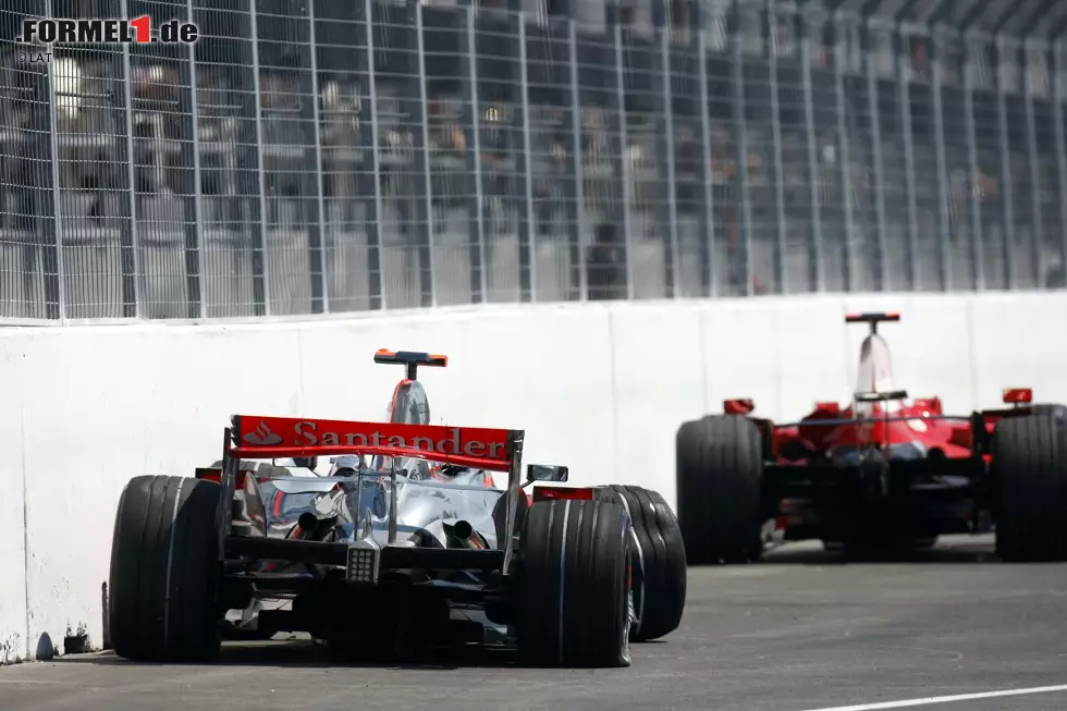Für eine Kuriosität sorgt eine rote Ampel am Boxenausgang, die Hamilton und Nico Rosberg übersehen. Kimi Räikkönen, der ordnungsgemäß anhält, wird zunächst von Hamilton gerammt, Rosberg fährt ebenfalls noch auf die beiden auf. Resultat: Aus für Räikkönen und Hamilton, zusätzlicher Boxenstopp und damit keine Punkte für Rosberg. Foto zur News: Für eine Kuriosität sorgt eine rote Ampel am Boxenausgang, die Hamilton und Nico Rosberg übersehen. Kimi Räikkönen, der ordnungsgemäß anhält, wird zunächst von Hamilton gerammt, Rosberg fährt ebenfalls noch auf die beiden auf. Resultat: Aus für Räikkönen und Hamilton, zusätzlicher Boxenstopp und damit keine Punkte für Rosberg.