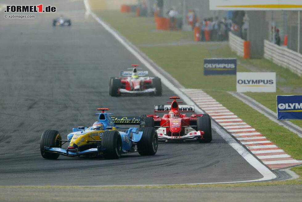 Foto zur News: Jacques Villeneuve (Renault) verliert bei seinem Formel-1-Comeback das Duell gegen Michael Schumacher (Ferrari). Schumacher wird 2004 nach Dreher im Einzelzeitfahr-Qualifying, Motorwechsel über Nacht, Start aus der Boxengasse Zwölfter.