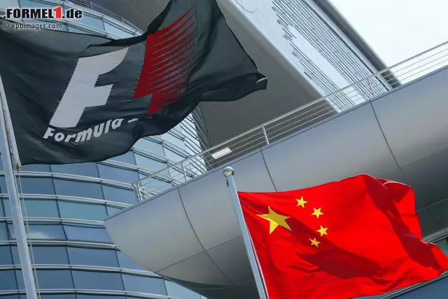 Foto zur News: Willkommen im Reich der Mitte! 2004 gastiert die Formel 1 erstmals in China - sehr zur Freude der Automobilhersteller, die das Millionengeschäft wittern, eine Milliarde Chinesen vom Fahrrad runterzuholen und ins Auto zu setzen. Und die kommunistische Regierung lässt sich nicht lumpen, investiert umgerechnet 400 Millionen Euro in die bis heute gigantischste Rennstrecke der Welt.