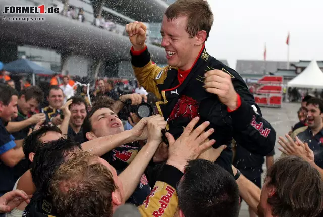 Im gleichen Rennen geht ein neuer Stern auf: Toro-Rosso-Junior Sebastian Vettel demonstriert erneut sein eindrucksvolles Talent und fährt in seinem siebten Formel-1-Rennen zum zweiten Mal in die Punkte. Der sensationelle vierte Platz wird frenetisch gefeiert. Foto zur News: Im gleichen Rennen geht ein neuer Stern auf: Toro-Rosso-Junior Sebastian Vettel demonstriert erneut sein eindrucksvolles Talent und fährt in seinem siebten Formel-1-Rennen zum zweiten Mal in die Punkte. Der sensationelle vierte Platz wird frenetisch gefeiert.