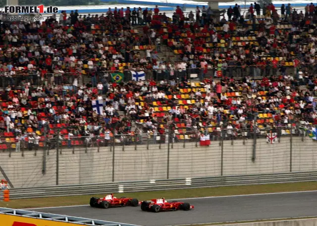 Während Lewis Hamilton (McLaren) 2008 mit einem Sieg den vorentscheidenden Schritt in Richtung WM-Titel und damit die Schmach von 2007 vergessen macht, sorgt eine Stallorder bei Ferrari für Zündstoff: Kimi Räikkönen überlässt Felipe Massa den zweiten Platz. Am Endergebnis im Titelkampf ändert das nichts mehr. Foto zur News: Während Lewis Hamilton (McLaren) 2008 mit einem Sieg den vorentscheidenden Schritt in Richtung WM-Titel und damit die Schmach von 2007 vergessen macht, sorgt eine Stallorder bei Ferrari für Zündstoff: Kimi Räikkönen überlässt Felipe Massa den zweiten Platz. Am Endergebnis im Titelkampf ändert das nichts mehr.