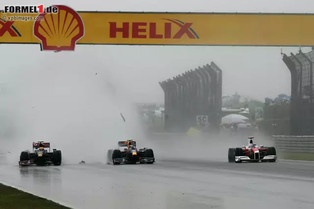 Nach Toro Rosso (in Monza 2008) "entjungfert" Sebastian Vettel 2009 in Schanghai auch das zweite Red-Bull-Team - und das trotz einer Schrecksekunde, als ihm ausgerechnet Toro-Rosso-Junior Sebastien Buemi während einer Safety-Car-Phase in dem chaotischen Regenrennen hinten auffährt. Foto zur News: Nach Toro Rosso (in Monza 2008) "entjungfert" Sebastian Vettel 2009 in Schanghai auch das zweite Red-Bull-Team - und das trotz einer Schrecksekunde, als ihm ausgerechnet Toro-Rosso-Junior Sebastien Buemi während einer Safety-Car-Phase in dem chaotischen Regenrennen hinten auffährt.