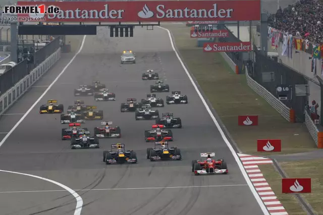 Der Grand Prix von China 2010 geht als eines der turbulentesten Rennen in die Formel-1-Geschichte ein. Fernando Alonso (Ferrari) geht am Start in Führung, kassiert für zu frühes Losfahren aber eine Strafe. Auch danach verläuft das Rennen chaotisch - manche wechseln die Reifen, andere nicht. Foto zur News: Der Grand Prix von China 2010 geht als eines der turbulentesten Rennen in die Formel-1-Geschichte ein. Fernando Alonso (Ferrari) geht am Start in Führung, kassiert für zu frühes Losfahren aber eine Strafe. Auch danach verläuft das Rennen chaotisch - manche wechseln die Reifen, andere nicht.