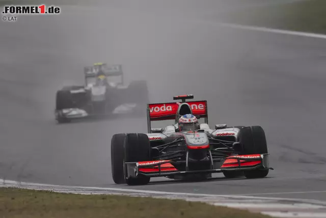 In der Folge führt Jenson Button (McLaren) eine Vierergruppe an, die 40 Sekunden Vorsprung auf den Rest des Feldes hat. Mittendrin auch Nico Rosberg (Mercedes). Aber als das Safety-Car das Feld wieder zusammenschiebt, kommt es zum Showdown zwischen Button und Teamkollege Lewis Hamilton, den Button letztendlich gewinnt. Der Begriff des "Reifenflüsterers" macht erstmals die Runde. Foto zur News: In der Folge führt Jenson Button (McLaren) eine Vierergruppe an, die 40 Sekunden Vorsprung auf den Rest des Feldes hat. Mittendrin auch Nico Rosberg (Mercedes). Aber als das Safety-Car das Feld wieder zusammenschiebt, kommt es zum Showdown zwischen Button und Teamkollege Lewis Hamilton, den Button letztendlich gewinnt. Der Begriff des "Reifenflüsterers" macht erstmals die Runde.