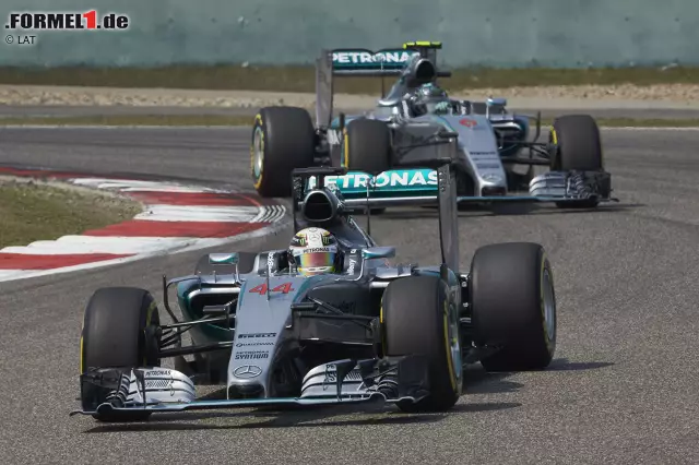 2015 wird es kurios: Nico Rosberg beschwert sich per Funk, dass Teamkollege und Spitzenreiter Lewis Hamilton zu langsam(!) fährt. Der Deutsche, der allerdings trotzdem nicht angreift, vermutet, dass Hamilton ihn bewusst einbremst. Durch den ungewöhliche Funkspruch handelt sich die ohnehin in der Kritik stehende Formel 1 eine Menge Hohn und Spott ein. Foto zur News: 2015 wird es kurios: Nico Rosberg beschwert sich per Funk, dass Teamkollege und Spitzenreiter Lewis Hamilton zu langsam(!) fährt. Der Deutsche, der allerdings trotzdem nicht angreift, vermutet, dass Hamilton ihn bewusst einbremst. Durch den ungewöhliche Funkspruch handelt sich die ohnehin in der Kritik stehende Formel 1 eine Menge Hohn und Spott ein.