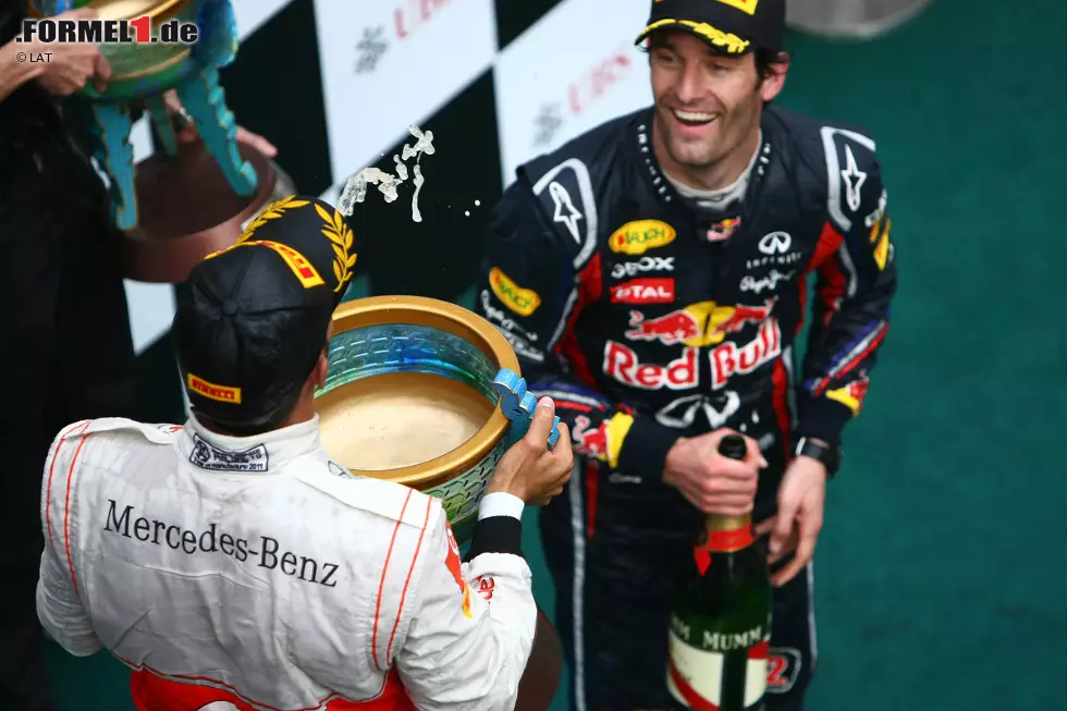 Ein weiterer Held des Rennens ist Mark Webber (Red Bull): Er setzt mit drei Boxenstopps auf die richtige Strategie und kämpft sich nach einem verkorksten Qualifying vom 18. auf den dritten Platz nach vorne. Foto zur News: Ein weiterer Held des Rennens ist Mark Webber (Red Bull): Er setzt mit drei Boxenstopps auf die richtige Strategie und kämpft sich nach einem verkorksten Qualifying vom 18. auf den dritten Platz nach vorne.