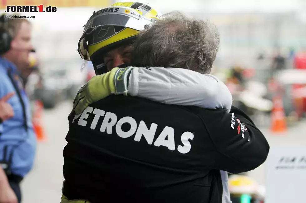 Endlich Nico Rosberg, endlich Mercedes: Im 111. Anlauf gewinnt der Deutsche in Schanghai 2012 seinen ersten Grand Prix, nachdem er das Rennen schon 2010 und 2011 angeführt hat. Für ein Silberpfeil-Werksteam ist es der erste Sieg seit Monza 1955. Und es hätte sogar ein Doppelsieg werden können, wenn nicht Michael Schumacher in der 13. Runde mit einem losen Rad nach einem verunglückten Boxenstopp ausgeschieden wäre. Foto zur News: Endlich Nico Rosberg, endlich Mercedes: Im 111. Anlauf gewinnt der Deutsche in Schanghai 2012 seinen ersten Grand Prix, nachdem er das Rennen schon 2010 und 2011 angeführt hat. Für ein Silberpfeil-Werksteam ist es der erste Sieg seit Monza 1955. Und es hätte sogar ein Doppelsieg werden können, wenn nicht Michael Schumacher in der 13. Runde mit einem losen Rad nach einem verunglückten Boxenstopp ausgeschieden wäre.