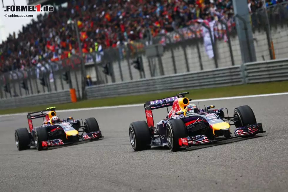 2014 erlebt Sebastian Vettel in Schanghai eine Schmach. Auf Anweisung des Teams muss der viermalige Weltmeister seinen jungen Teamkollegen Daniel Ricciardo überholen lassen. Ein deutliches Zeichen für den Deutschen, dass er keinen Nummer-1-Bonus hat. Am Ende des Jahres verlässt er das Team in Richtung Ferrari. Foto zur News: 2014 erlebt Sebastian Vettel in Schanghai eine Schmach. Auf Anweisung des Teams muss der viermalige Weltmeister seinen jungen Teamkollegen Daniel Ricciardo überholen lassen. Ein deutliches Zeichen für den Deutschen, dass er keinen Nummer-1-Bonus hat. Am Ende des Jahres verlässt er das Team in Richtung Ferrari.