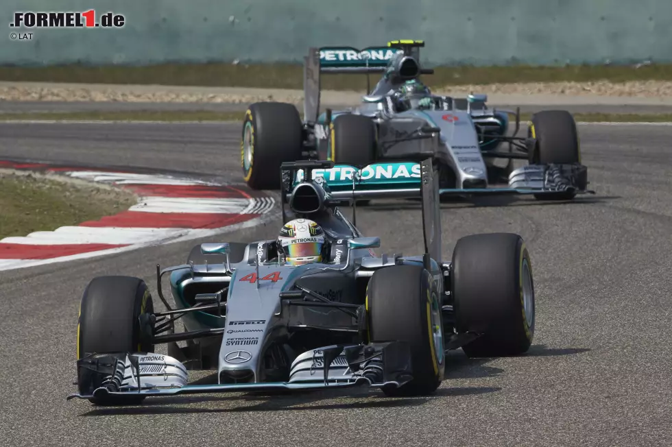 2015 wird es kurios: Nico Rosberg beschwert sich per Funk, dass Teamkollege und Spitzenreiter Lewis Hamilton zu langsam(!) fährt. Der Deutsche, der allerdings trotzdem nicht angreift, vermutet, dass Hamilton ihn bewusst einbremst. Durch den ungewöhliche Funkspruch handelt sich die ohnehin in der Kritik stehende Formel 1 eine Menge Hohn und Spott ein. Foto zur News: 2015 wird es kurios: Nico Rosberg beschwert sich per Funk, dass Teamkollege und Spitzenreiter Lewis Hamilton zu langsam(!) fährt. Der Deutsche, der allerdings trotzdem nicht angreift, vermutet, dass Hamilton ihn bewusst einbremst. Durch den ungewöhliche Funkspruch handelt sich die ohnehin in der Kritik stehende Formel 1 eine Menge Hohn und Spott ein.