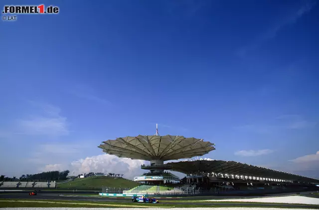 Foto zur News: Konstruiert von Hermann Tilke (übrigens mit Hilfe unseres Formel-1-Experten Marc Surer), feiert der Sepang International Circuit 1999 seine Premiere in der Weltmeisterschaft. Es ist die erste einer ganzen Reihe neuer Rennstrecken im asiatischen und arabischen Raum, die in den Folgejahren in den Kalender aufgenommen werden.