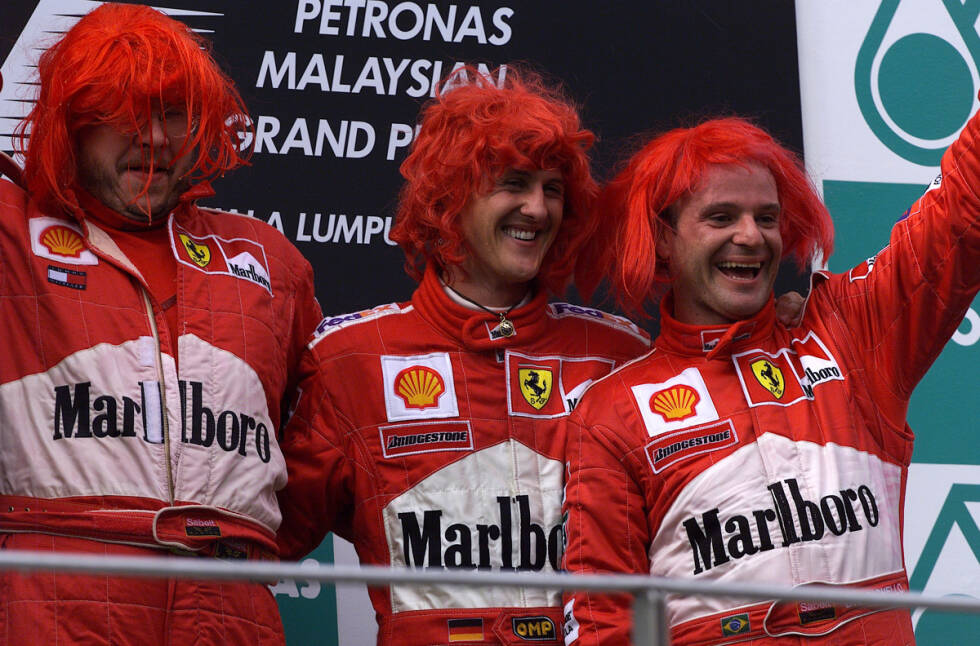 Foto zur News: Schumacher staubt den Sieg ab und sichert Ferrari damit zum zweiten Mal hintereinander den Triumph in der Konstrukteurs-WM. Gefeiert wird das erste Ferrari-WM-Double seit 1979 völlig ausgelassen mit roten Perücken.