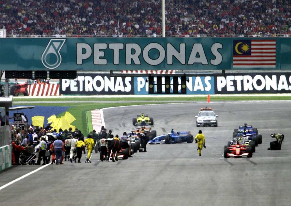 Foto zur News: Wenige Monate später macht die Formel 1 erneut Halt in Malaysia - seitdem findet der Grand Prix im ersten Teil der Saison statt. Und das Rennen beginnt schon turbulent, als Giancarlo Fisichella seinen Benetton vor der Aufwärmrunde quer zum Grid parkt, weil er seinen richtigen Startplatz nicht findet. Aber auch Heinz-Harald Frentzen (Jordan), Juan Pablo Montoya (Williams) und Kimi Räikkönen (Sauber) haben schon vor dem Start ihre ersten Probleme.