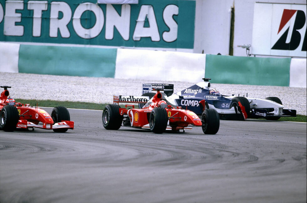 Foto zur News: Im Jahr 2002 rutscht Michael Schumachers untersteuernder Ferrari in den Williams von Juan Pablo Montoya. Letzterer kassiert dafür eine umstrittene Stop-&amp;-Go-Strafe. Also spitzt sich der Kampf um den Sieg auf ein Duell zwischen Ralf Schumacher (Williams) und Rubens Barrichello (Ferrari) zu - mit unterschiedlichen Strategien: Schumacher setzt auf einen Stopp, Barrichello auf zwei.