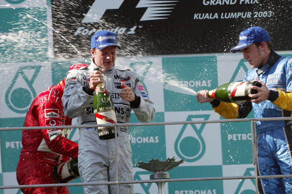 Foto zur News: 2003 gehen in Malaysia gleich zwei Sterne auf: Fernando Alonso (Renault) macht sich zum bis dato jüngsten Formel-1-Fahrer, der je eine Pole-Position geholt und ein Rennen angeführt hat, und Kimi Räikkönen feiert nach seinem Wechsel von Sauber zu McLaren seinen ersten Grand-Prix-Sieg. Der kühle Finne bewahrt in der tropischen Hitze einen kühlen Kopf. Die Legende des &quot;Iceman&quot; ist geboren.