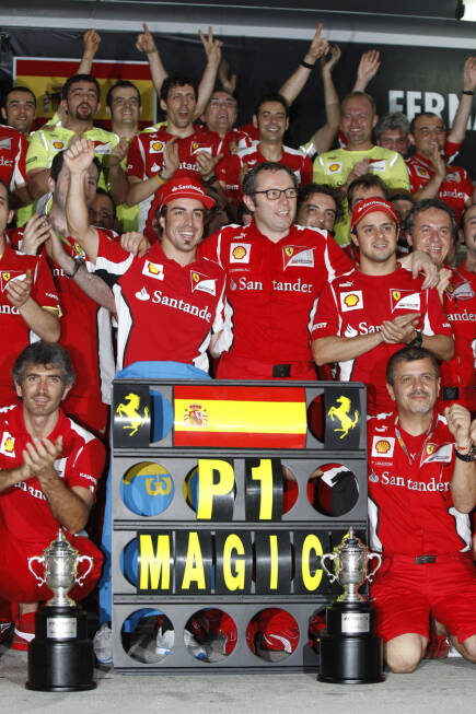 Foto zur News: Im Ferrari-Werksteam ist der Jubel indes grenzenlos: &quot;This is one of the most beautiful&quot;, heult Renningenieur Andrea Stella mit gebrochener Stimme am Boxenfunk. &quot;This is one of the most, most beautiful. We are so proud of you, so proud of you and of the team!&quot; Die Legende von &quot;Magic&quot; Alonso ist geboren.