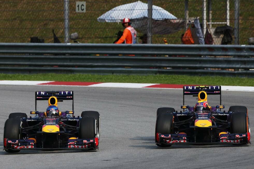 Foto zur News: Die &quot;Multi-21-Affäre&quot; von Malaysia 2013: Sebastian Vettel widersetzt sich der Red-Bull-Teamorder, überholt Leader Mark Webber und gewinnt das kontroverse Rennen in Sepang. Selbst Teamchef Christian Horner missfällt das: &quot;Komm schon, Seb, das ist dumm!&quot;
