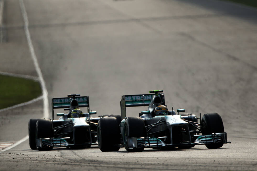 Foto zur News: Im Schatten der Red-Bull-Kontroverse geht fast unter, dass auch Mercedes eine Stallorder ausspricht, Nico Rosberg nicht an Lewis Hamilton vorbeigehen darf, der Benzin sparen muss. &quot;Das werde ich mir merken&quot;, schimpft der Deutsche, der Vierter wird. Und Hamilton schämt sich auf dem Podium: &quot;Eigentlich müsste Nico hier stehen.&quot;