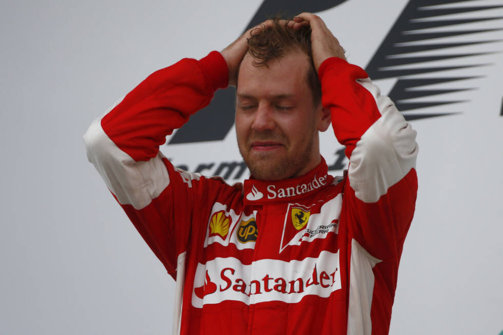 Foto zur News: Malaysia 2015 ist eine Sternstunde in Sebastian Vettels Karriere. Bereits beim zweiten Antreten auf Ferrari gewinnt er einen Grand Prix. Ihm hilft eine Safety-Car-Phase, die die überlegenen Mercedes-Silberpfeile zum Boxenstopp nutzen, er aber nicht. Vettel ist den Tränen nahe und sagt: &quot;Heute Abend werde ich mich ordentlich besaufen!&quot;