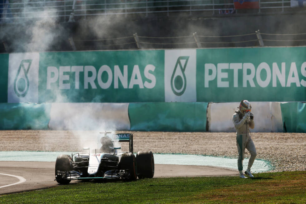 Foto zur News: Ein Jahr später wird das Rennen in Sepang - wie sich später herausstellt - zum entscheidenden WM-Lauf. Lewis Hamilton liegt klar vorne, als sein Mercedes-Motor in Flammen aufgeht. &quot;Oh no!&quot;, funkt der Brite, der 25 Punkte verliert - und damit auch den Titel. Den schnappt sich Nico Rosberg am Jahresende nämlich mit nur 5 Zählern Vorsprung.