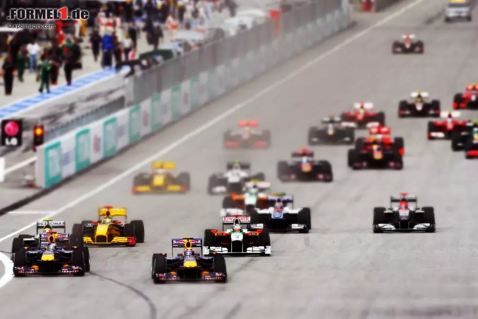 Ein Jahr später: Sebastian Vettel (Red Bull) gewinnt vom dritten Platz aus den Start und damit auch den Grand Prix vor Teamkollege und Polesetter Mark Webber. Aus deutscher Sicht ist der 4. April 2010 ein Freudentag: Mit Vettel und Nico Rosberg (erster Top-3-Platz eines Silberpfeils seit Monza 1955) stehen zwei Deutsche auf dem Podium, und Nico Hülkenberg (Williams) holt als Zehnter den ersten WM-Punkt seiner Karriere. Foto zur News: Ein Jahr später: Sebastian Vettel (Red Bull) gewinnt vom dritten Platz aus den Start und damit auch den Grand Prix vor Teamkollege und Polesetter Mark Webber. Aus deutscher Sicht ist der 4. April 2010 ein Freudentag: Mit Vettel und Nico Rosberg (erster Top-3-Platz eines Silberpfeils seit Monza 1955) stehen zwei Deutsche auf dem Podium, und Nico Hülkenberg (Williams) holt als Zehnter den ersten WM-Punkt seiner Karriere.