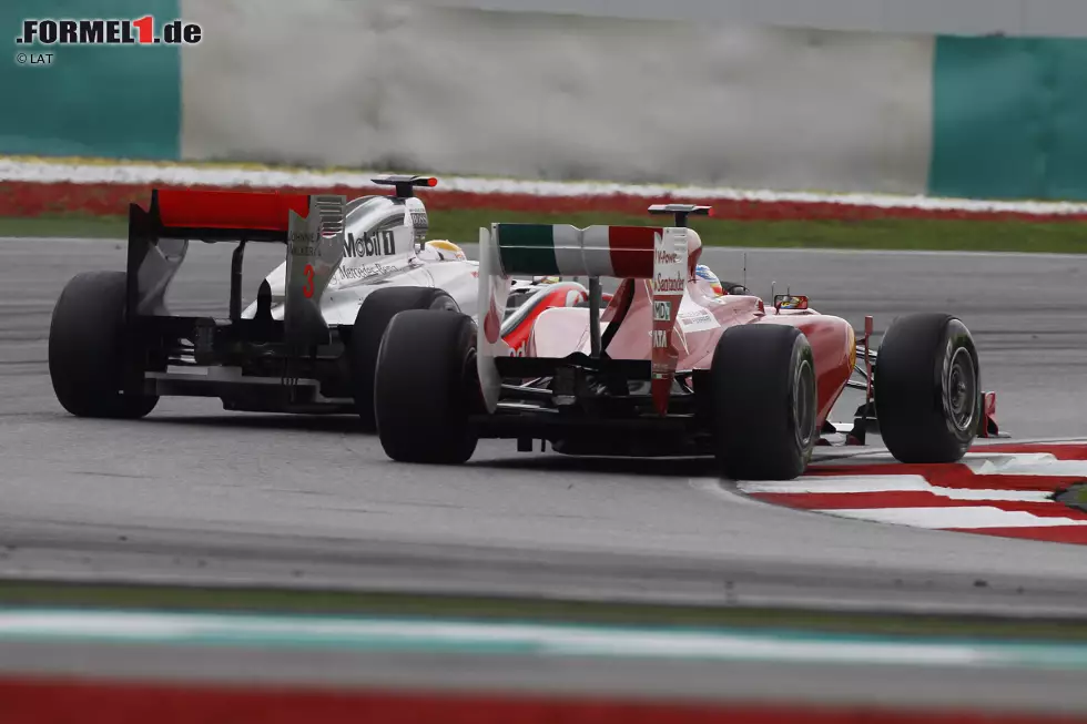 2011 feiert Sebastian Vettel (Red Bull) auf dem Weg zu seinem zweiten WM-Titel einen souveränen Sieg, aber die Geschichte des Rennens schreiben die ehemaligen Teamkollegen Lewis Hamilton (McLaren) und Fernando Alonso (Ferrari) im Kampf um Platz zwei - für den beide mit einer Zeitstrafe belegt werden: Alonso, weil er im Duell mit Hamilton auf dessen Fahrzeug auffährt, Hamilton für zu häufiges Spurwechseln. So ist der Weg auf das Podium frei für Jenson Button und Nick Heidfeld. Foto zur News: 2011 feiert Sebastian Vettel (Red Bull) auf dem Weg zu seinem zweiten WM-Titel einen souveränen Sieg, aber die Geschichte des Rennens schreiben die ehemaligen Teamkollegen Lewis Hamilton (McLaren) und Fernando Alonso (Ferrari) im Kampf um Platz zwei - für den beide mit einer Zeitstrafe belegt werden: Alonso, weil er im Duell mit Hamilton auf dessen Fahrzeug auffährt, Hamilton für zu häufiges Spurwechseln. So ist der Weg auf das Podium frei für Jenson Button und Nick Heidfeld.