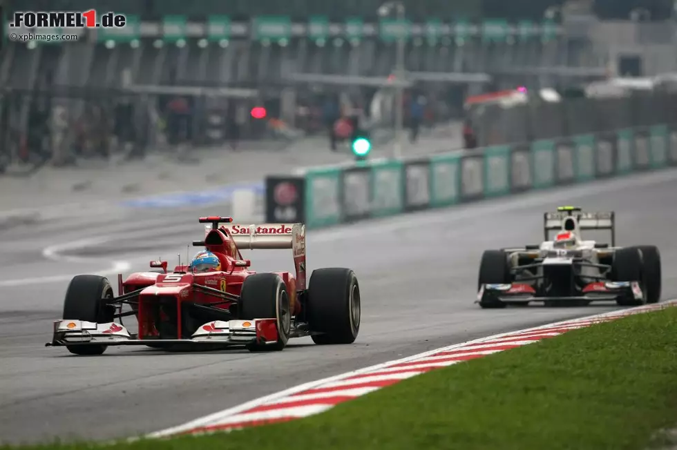 Doppel-Pole für McLaren, Michael Schumacher (Mercedes) auf dem dritten Startplatz im Jahr 2012. Aber im Regenrennen kristallisiert sich Fernando Alonso im vermeintlich hoffnungslos unterlegenen Ferrari als Führender heraus, gefolgt von Überraschungsmann Sergio Perez (Sauber), der dank eines frühen Reifenwechsels nach vorne gespült wird - und bei seiner Aufholjagd auf Alonso dann fast von der Strecke. Am Ende bleibt dem Mexikaner mit Ferrari-Motor nur der zweite Platz. Foto zur News: Doppel-Pole für McLaren, Michael Schumacher (Mercedes) auf dem dritten Startplatz im Jahr 2012. Aber im Regenrennen kristallisiert sich Fernando Alonso im vermeintlich hoffnungslos unterlegenen Ferrari als Führender heraus, gefolgt von Überraschungsmann Sergio Perez (Sauber), der dank eines frühen Reifenwechsels nach vorne gespült wird - und bei seiner Aufholjagd auf Alonso dann fast von der Strecke. Am Ende bleibt dem Mexikaner mit Ferrari-Motor nur der zweite Platz.