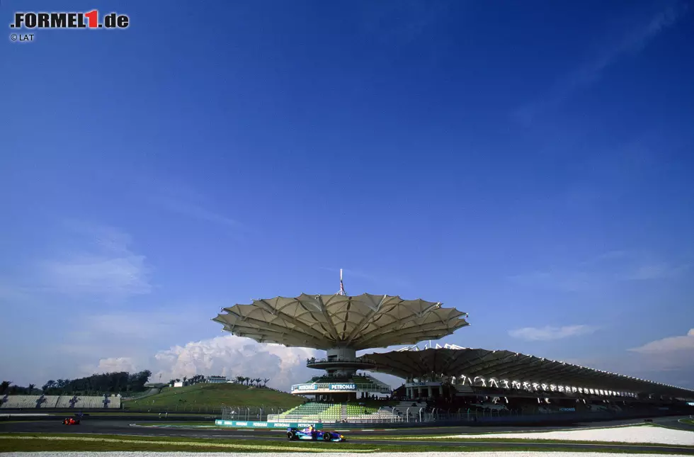 Foto zur News: Konstruiert von Hermann Tilke (übrigens mit Hilfe unseres Formel-1-Experten Marc Surer), feiert der Sepang International Circuit 1999 seine Premiere in der Weltmeisterschaft. Es ist die erste einer ganzen Reihe neuer Rennstrecken im asiatischen und arabischen Raum, die in den Folgejahren in den Kalender aufgenommen werden.