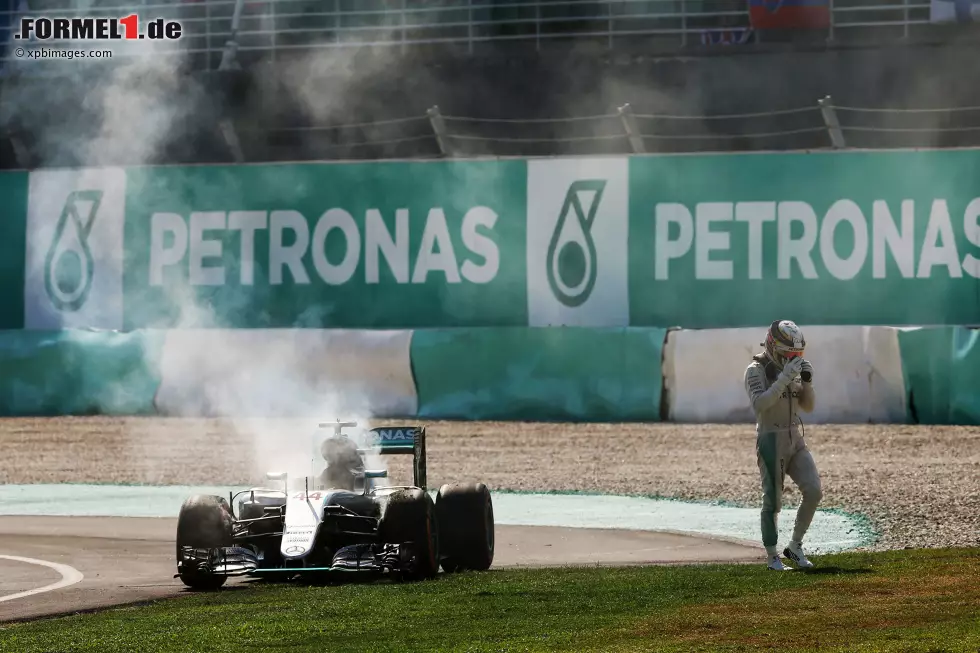 Ein Jahr später wird das Rennen in Sepang - wie sich später herausstellt - zum entscheidenden WM-Lauf. Lewis Hamilton liegt klar vorne, als sein Mercedes-Motor in Flammen aufgeht. "Oh no!", funkt der Brite, der 25 Punkte verliert - und damit auch den Titel. Den schnappt sich Nico Rosberg am Jahresende nämlich mit nur 5 Zählern Vorsprung. Foto zur News: Ein Jahr später wird das Rennen in Sepang - wie sich später herausstellt - zum entscheidenden WM-Lauf. Lewis Hamilton liegt klar vorne, als sein Mercedes-Motor in Flammen aufgeht. "Oh no!", funkt der Brite, der 25 Punkte verliert - und damit auch den Titel. Den schnappt sich Nico Rosberg am Jahresende nämlich mit nur 5 Zählern Vorsprung.