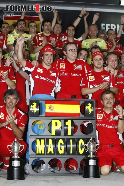 Im Ferrari-Werksteam ist der Jubel indes grenzenlos: "This is one of the most beautiful", heult Renningenieur Andrea Stella mit gebrochener Stimme am Boxenfunk. "This is one of the most, most beautiful. We are so proud of you, so proud of you and of the team!" Die Legende von "Magic" Alonso ist geboren. Foto zur News: Im Ferrari-Werksteam ist der Jubel indes grenzenlos: "This is one of the most beautiful", heult Renningenieur Andrea Stella mit gebrochener Stimme am Boxenfunk. "This is one of the most, most beautiful. We are so proud of you, so proud of you and of the team!" Die Legende von "Magic" Alonso ist geboren.