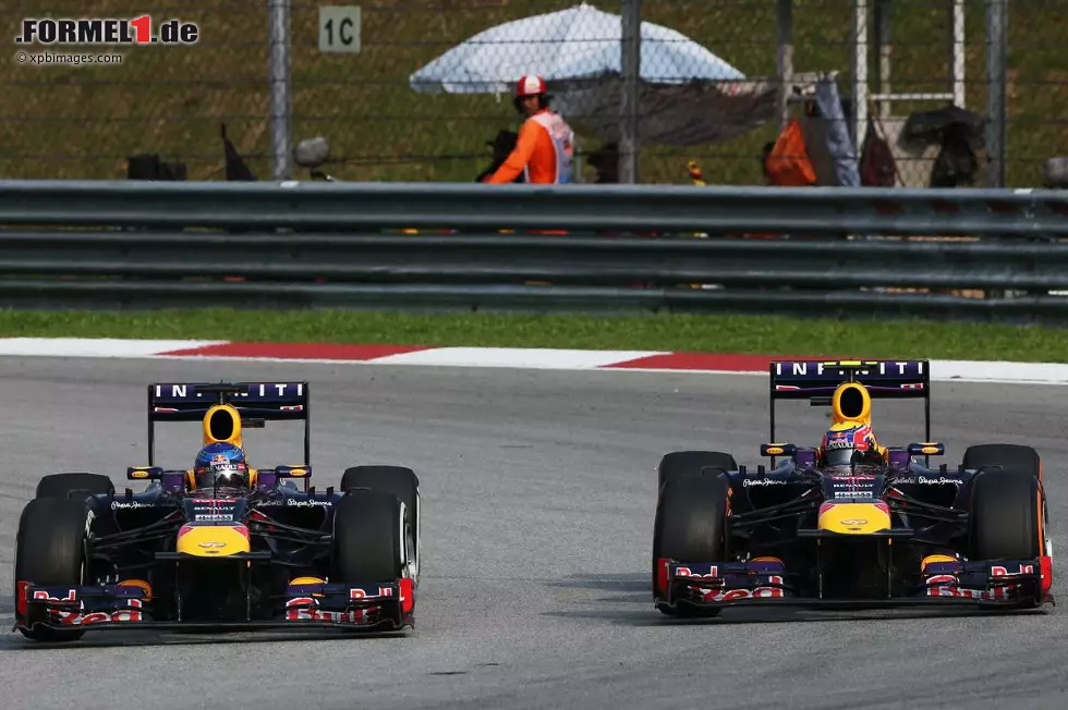 Die "Multi-21-Affäre" von Malaysia 2013: Sebastian Vettel widersetzt sich der Red-Bull-Teamorder, überholt Leader Mark Webber und gewinnt das kontroverse Rennen in Sepang. Selbst Teamchef Christian Horner missfällt das: "Komm schon, Seb, das ist dumm!" Foto zur News: Die "Multi-21-Affäre" von Malaysia 2013: Sebastian Vettel widersetzt sich der Red-Bull-Teamorder, überholt Leader Mark Webber und gewinnt das kontroverse Rennen in Sepang. Selbst Teamchef Christian Horner missfällt das: "Komm schon, Seb, das ist dumm!"