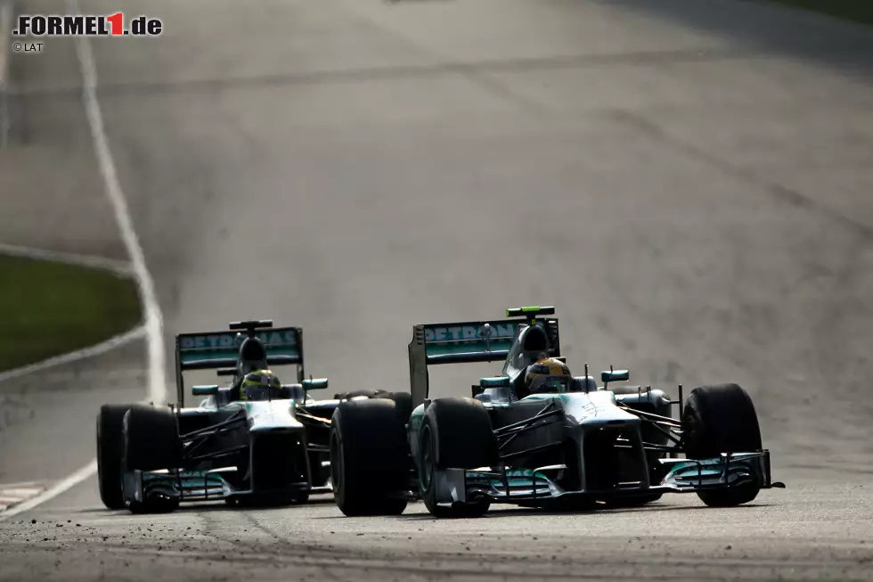 Im Schatten der Red-Bull-Kontroverse geht fast unter, dass auch Mercedes eine Stallorder ausspricht, Nico Rosberg nicht an Lewis Hamilton vorbeigehen darf, der Benzin sparen muss. "Das werde ich mir merken", schimpft der Deutsche, der Vierter wird. Und Hamilton schämt sich auf dem Podium: "Eigentlich müsste Nico hier stehen." Foto zur News: Im Schatten der Red-Bull-Kontroverse geht fast unter, dass auch Mercedes eine Stallorder ausspricht, Nico Rosberg nicht an Lewis Hamilton vorbeigehen darf, der Benzin sparen muss. "Das werde ich mir merken", schimpft der Deutsche, der Vierter wird. Und Hamilton schämt sich auf dem Podium: "Eigentlich müsste Nico hier stehen."