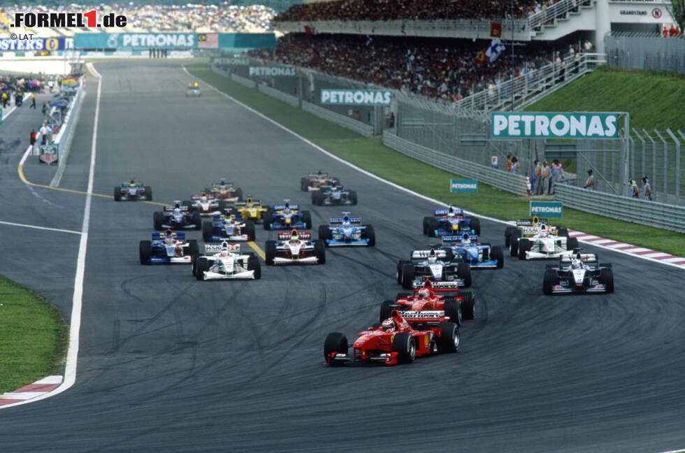 Foto zur News: Gefeierter Held des ersten Malaysia-Grand-Prix ist Michael Schumacher: Sechs Rennen oder 98 Tage nach seinem Beinbruch in Silverstone fährt er die Konkurrenz im Qualifying in Grund und Boden, lässt sich im Rennen aber gleich zweimal freiwillig hinter seinen Teamkollegen Eddie Irvine zurückfallen, der den Sieg holt und damit seine WM-Chancen wahrt. Mika Häkkinen (McLaren) wird hinter den beiden Ferrari-Stars nur Dritter. Zunächst.