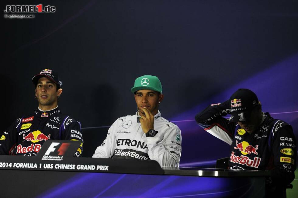 Foto zur News: L&#039;Equipe (Frankreich): &quot;Vettel hat seine Flügel verloren. Was ist das schwerste? Machtlos bei dem dritten Erfolg in Folge von Mercedes zuzusehen? Einmal mehr dominiert von seinem eigenen Teamkollegen in Schanghai zu sein? Oder nicht mehr den Sieg-Champagner zu genießen?&quot;