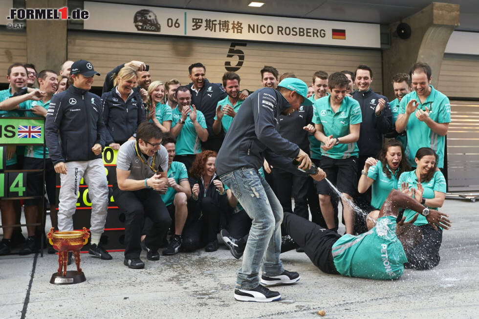 Foto zur News: Tuttosport (Italien): &quot;Dritter Sieg in Serie für Hamilton und Doppelerfolg für Mercedes. Der Brite erobert auch den GP von China und dominiert vom Anfang bis zum Ende. Großartiges Rennen für Fernando Alonso.&quot;