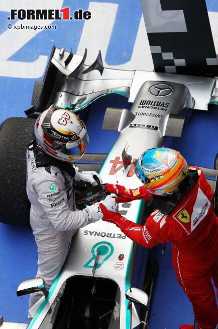 Foto zur News: Corriere della Sera (Italien): &quot;Mercedes bleibt uneinholbar, aber Alonso lässt Ferrari hoffen. Der Spanier holt das Beste aus sich heraus. Es ist nicht nur ein Moment der Freunde und des Ruhms für Mercedes, das seine Hände virtuell längst am WM-Titel hat, sondern auch für Lewis Hamilton, der nun automatisch der große Favorit ist.&quot;