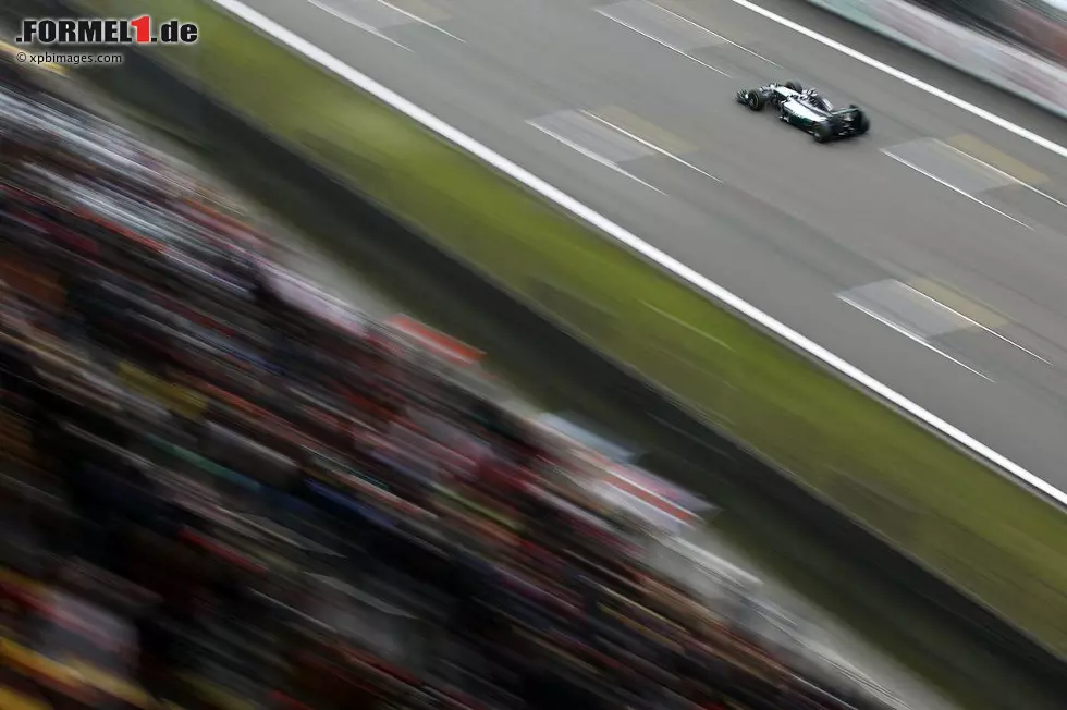 Blick (Schweiz): "An der Spitze fährt Lewis Hamilton ungehindert seinen dritten Sieg im vierten Rennen ein. Niemand kann den Briten ärgern, der von der Pole-Position gestartet schon in der ersten Kurve dem Feld entwischt und ungehindert seinem 25. GP-Sieg der Karriere entgegensteuert." Foto zur News: Blick (Schweiz): "An der Spitze fährt Lewis Hamilton ungehindert seinen dritten Sieg im vierten Rennen ein. Niemand kann den Briten ärgern, der von der Pole-Position gestartet schon in der ersten Kurve dem Feld entwischt und ungehindert seinem 25. GP-Sieg der Karriere entgegensteuert."