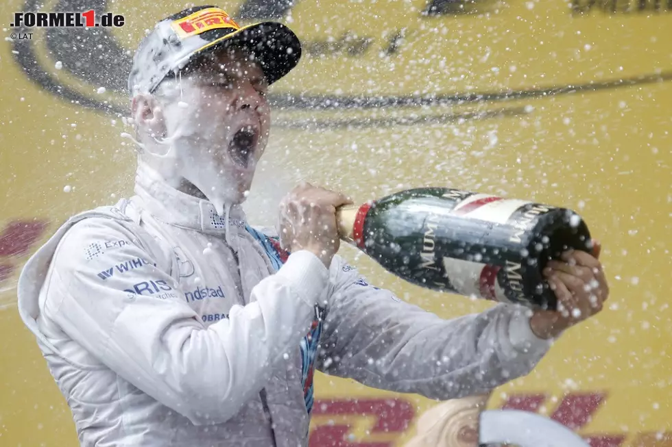 The Guardian (Großbritannien): "Rosberg fuhr bereits seinen dritten Sieg in dieser Saison ein und liegt nun mehr als einen Erfolg, für den es 25 Punkte gibt, vor Hamilton. Die Fahrt des Tages gelang jedoch Bottas, denn Williams konnte die Geschwindigkeit endlich in zählbare Punkte umwandeln. Im Heimrennen erlebte Red Bull hingegen eine große Enttäuschung. Sebastian Vettel musste schon nach der Hälfte aufgeben. Daniel Ricciardo, Sieger beim Großen Preis von Kanada, wurde nur Achter." Foto zur News: The Guardian (Großbritannien): "Rosberg fuhr bereits seinen dritten Sieg in dieser Saison ein und liegt nun mehr als einen Erfolg, für den es 25 Punkte gibt, vor Hamilton. Die Fahrt des Tages gelang jedoch Bottas, denn Williams konnte die Geschwindigkeit endlich in zählbare Punkte umwandeln. Im Heimrennen erlebte Red Bull hingegen eine große Enttäuschung. Sebastian Vettel musste schon nach der Hälfte aufgeben. Daniel Ricciardo, Sieger beim Großen Preis von Kanada, wurde nur Achter."