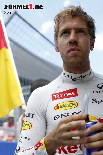 Sport (Spanien): "Rosberg gewinnt in Österreich und festigt seine Führung. Alonso wurde nur Fünfter. Kurios, was Vettel passierte: Sein Auto zog nicht mehr an, startete etwas später dann doch durch und musste letztendlich wegen technischer Probleme aufgeben. Ein rabenschwarzer Tag für Red Bull." Foto zur News: Sport (Spanien): "Rosberg gewinnt in Österreich und festigt seine Führung. Alonso wurde nur Fünfter. Kurios, was Vettel passierte: Sein Auto zog nicht mehr an, startete etwas später dann doch durch und musste letztendlich wegen technischer Probleme aufgeben. Ein rabenschwarzer Tag für Red Bull."